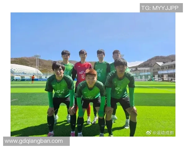 成都足球明星照片墙展现足球魅力与城市风采的精彩瞬间